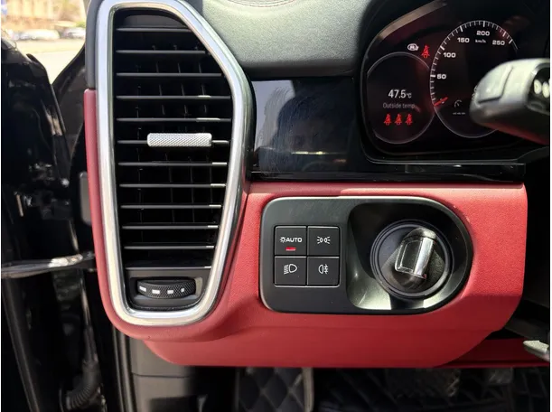 Car image 26