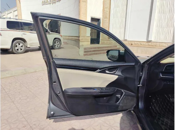 Car image 11