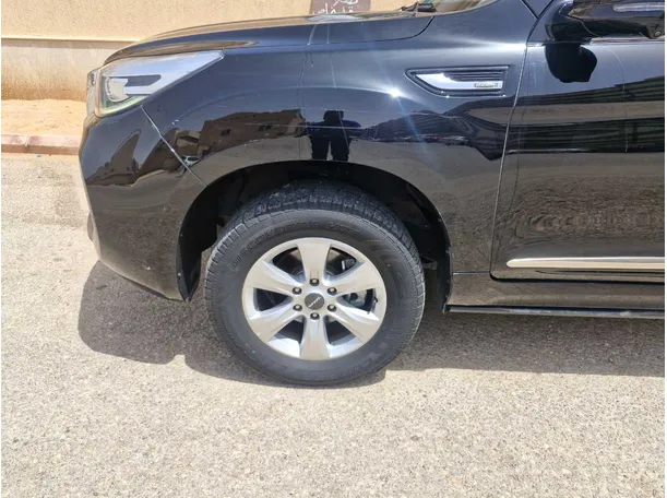 Car image 9