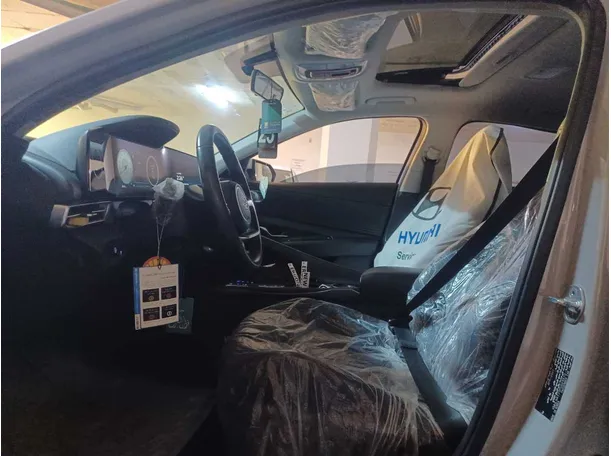 Car image 12