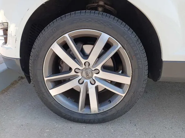 Car image 9