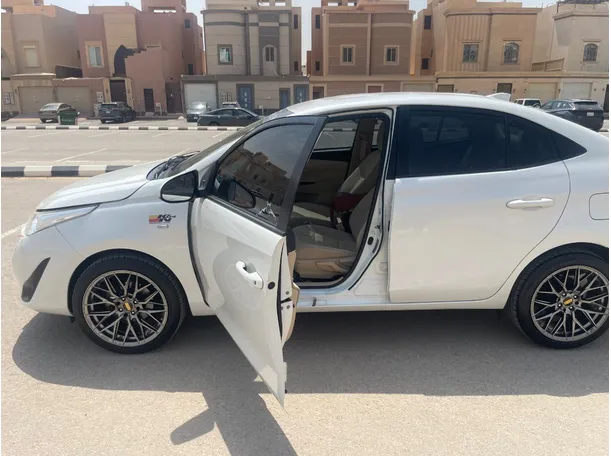 Car image 11