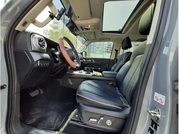 Car image 12