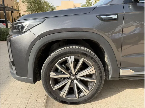 Car image 9