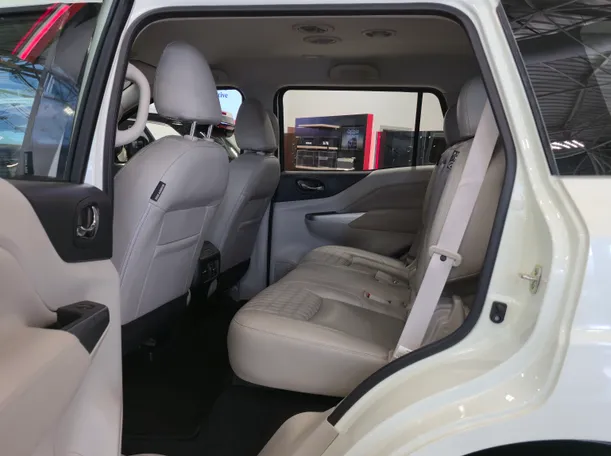 Car image 10