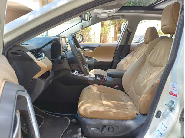 Car image 12