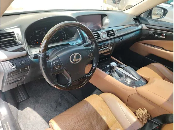 Car image 13