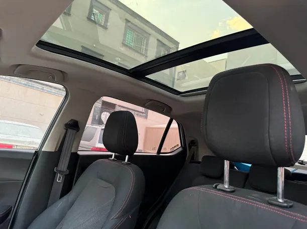 Car image 14