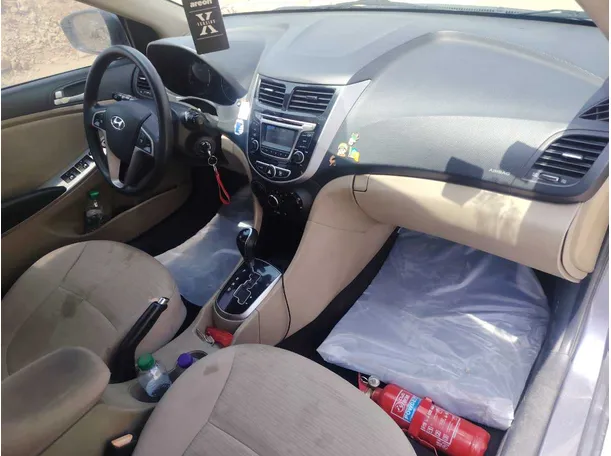 Car image 14