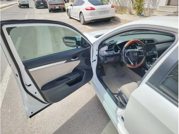 Car image 11