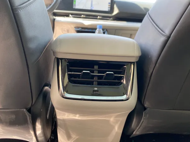 Car image 27