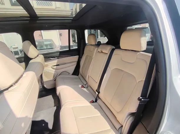 Car image 16