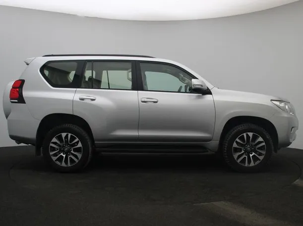 Car image 13