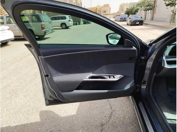 Car image 11
