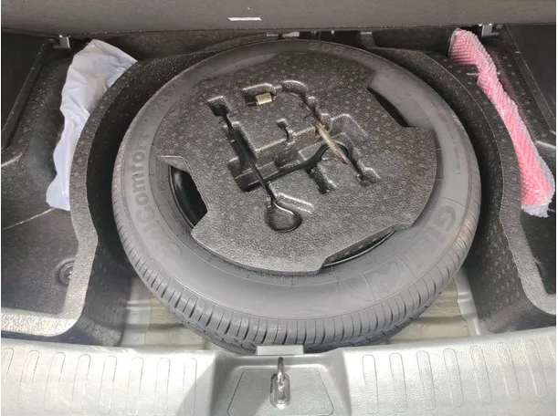 Car image 27