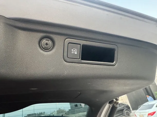 Car image 26