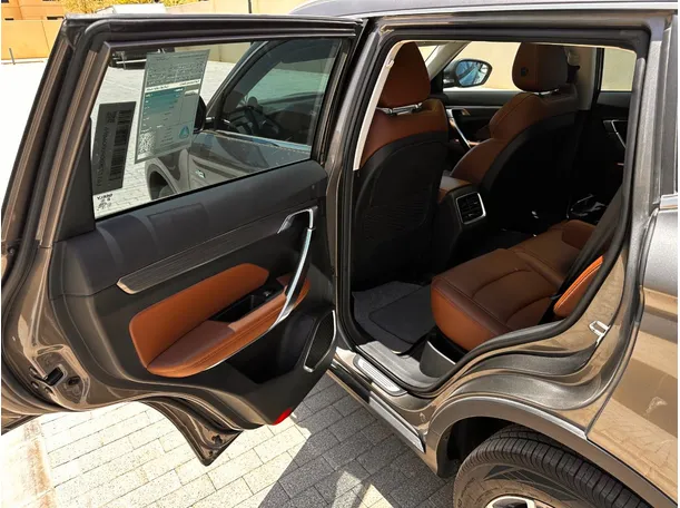 Car image 13