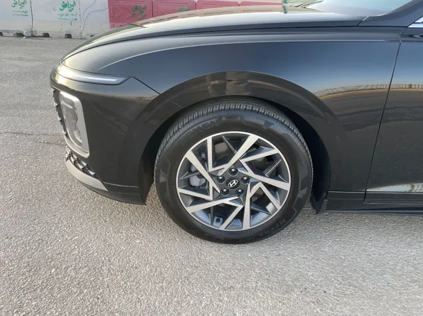 Car image 9
