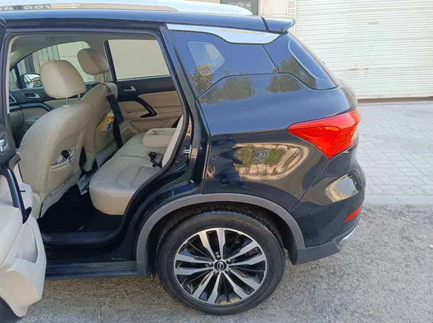 Car image 13