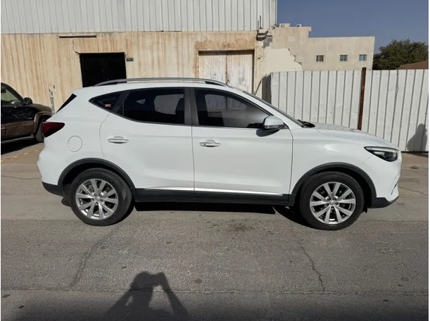 Car image 4