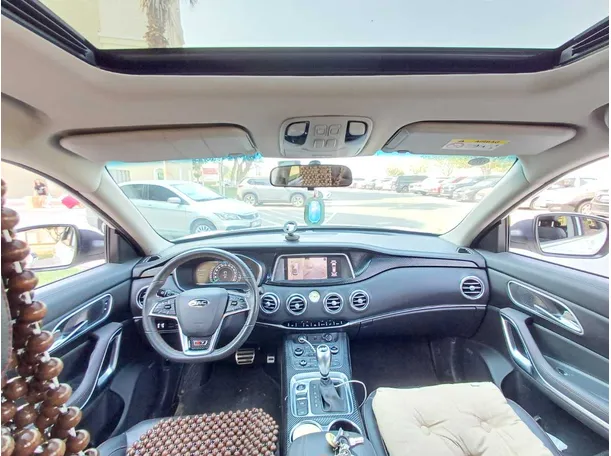 Car image 14