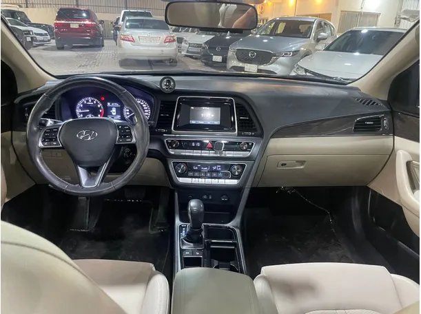 Car image 18