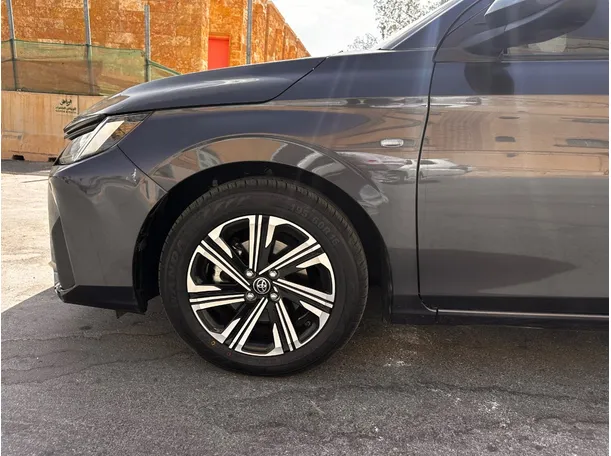 Car image 9