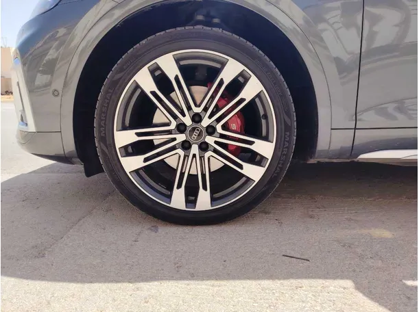 Car image 10