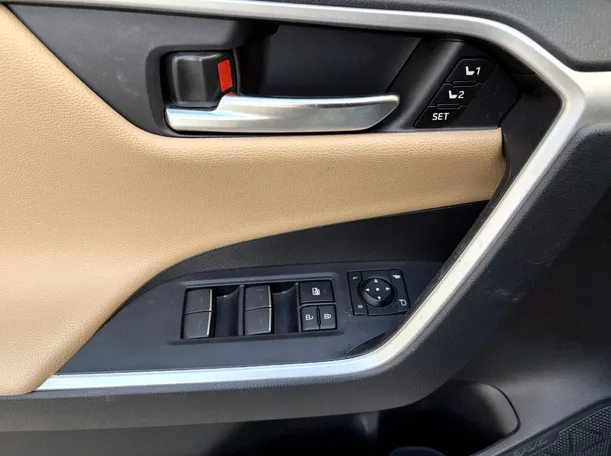 Car image 25