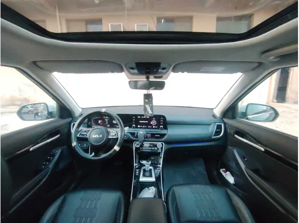 Car image 18