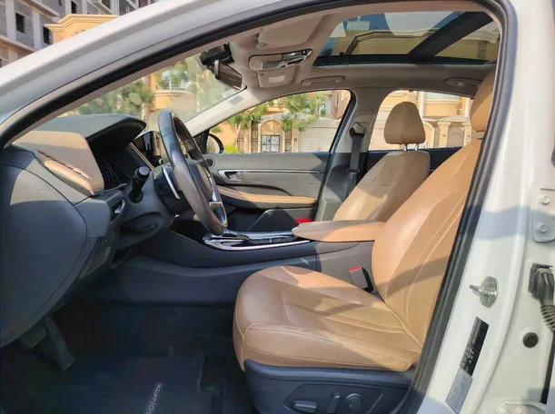 Car image 14