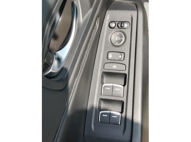 Car image 32