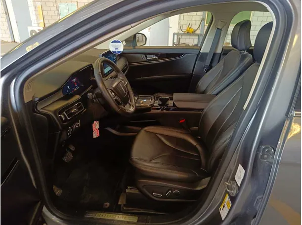 Car image 14