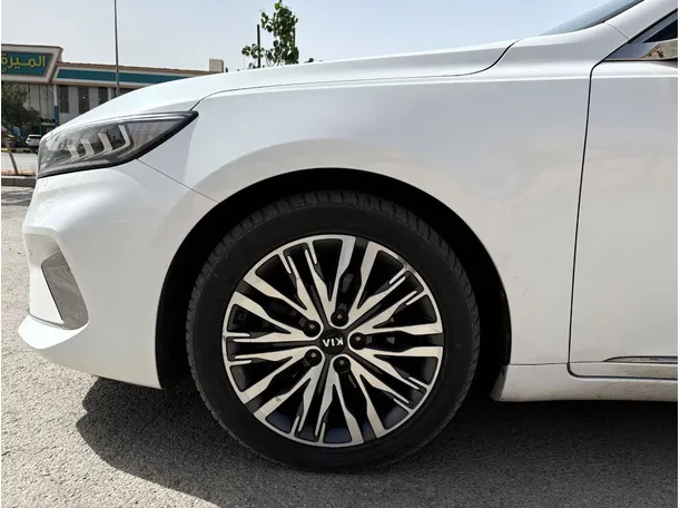 Car image 9