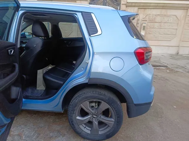 Car image 16
