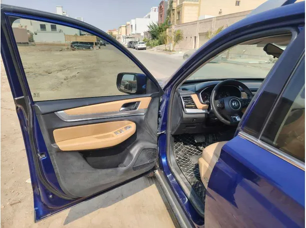 Car image 12