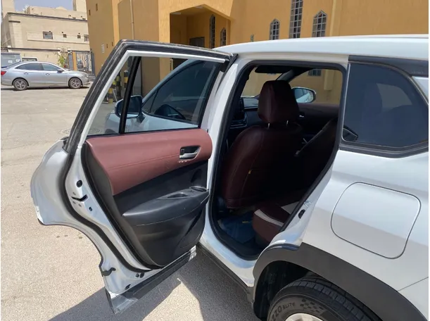Car image 12