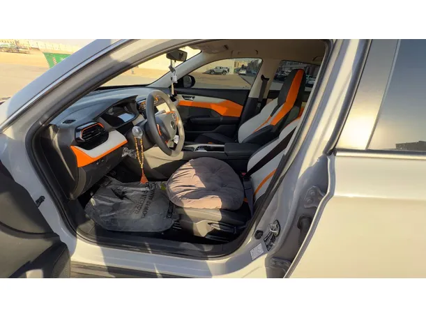 Car image 11