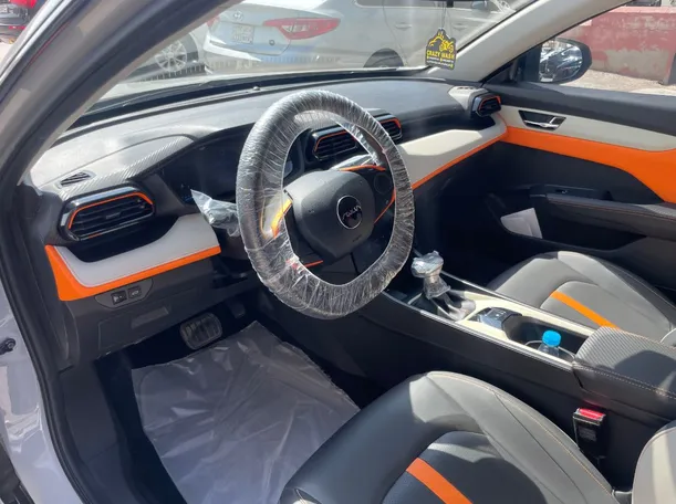 Car image 13