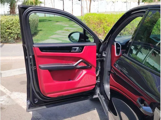 Car image 11