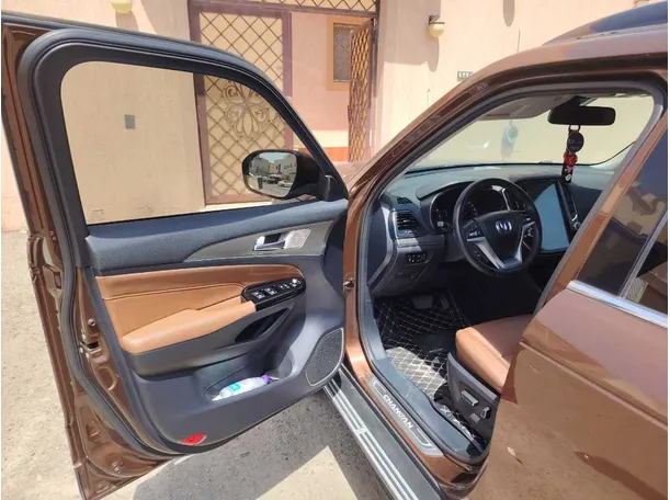 Car image 10