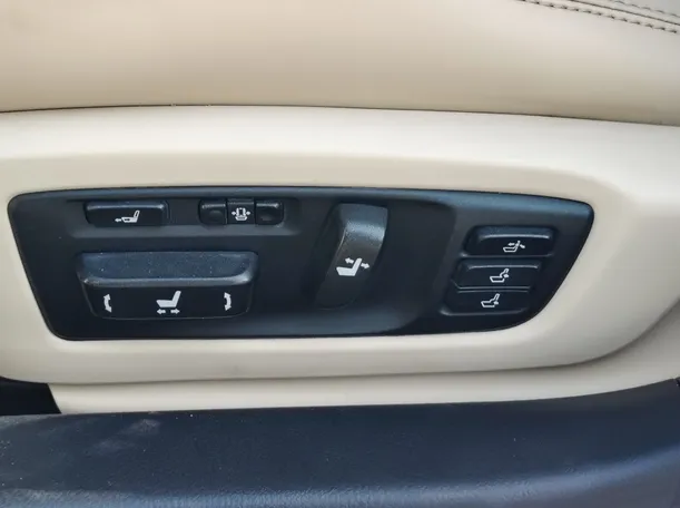 Car image 28