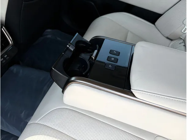 Car image 30