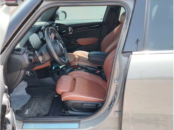Car image 12