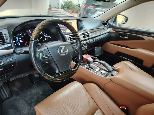 Car image 13