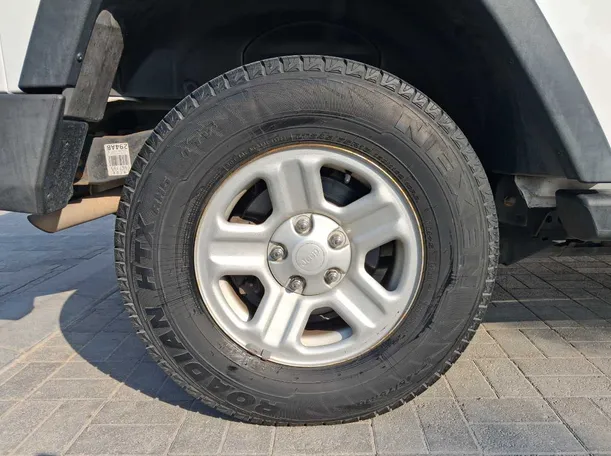 Car image 9