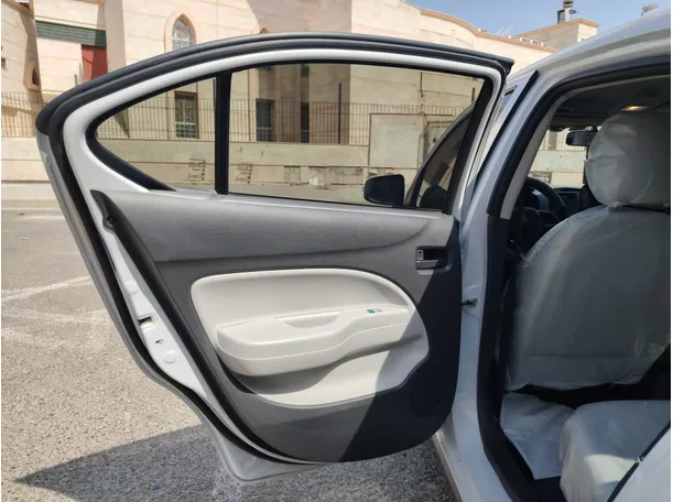 Car image 14