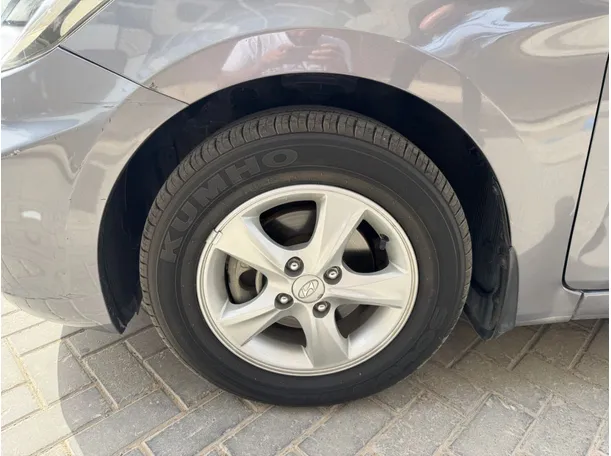 Car image 9