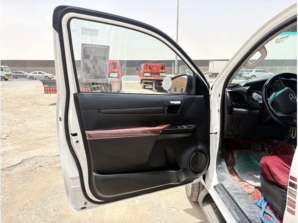 Car image 10