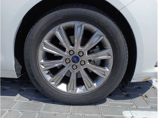 Car image 9